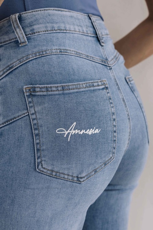 Amnesia Joker farmernadrág koptatott kék színben 